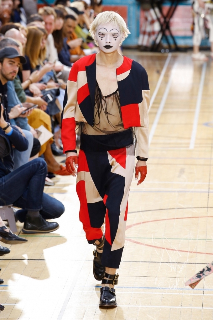 Mẫu nam trượt ngã khi nhảy múa trên sàn catwalk