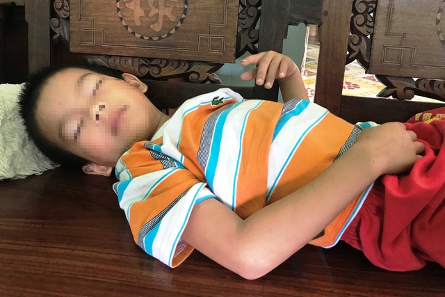  Cả hai bé trai say ngủ sau một đêm thức trắng, khóc đòi mẹ 