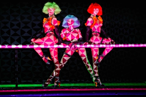 le-crazy-show-dien-nguc-tran-khien-dan-ong-phat-dien-1