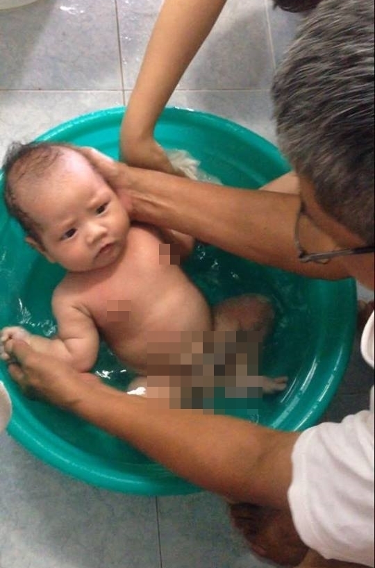 Vụ hai đứa trẻ bị bỏ rơi ở Thủ Đức: Sau 3 ngày day dứt, người mẹ đã đến nhận lại con - Ảnh 4.