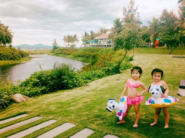 video-ban-tieng-anh-nhu-gio-cua-hai-be-gai-ha-noi-1