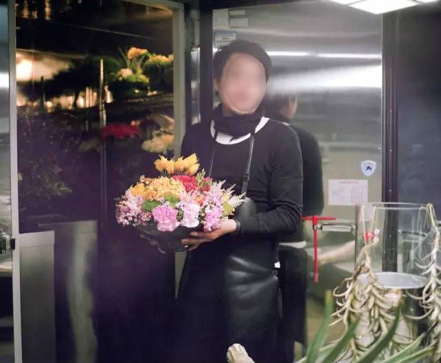 Giận chồng mê hoa hơn vợ, cô gái ghen tức vặt trụi chậu phong lan xinh đẹp của chồng - Ảnh 6. Giận chồng mê hoa hơn vợ, cô gái ghen tức vặt trụi chậu phong lan xinh đẹp của chồng - Ảnh 6.