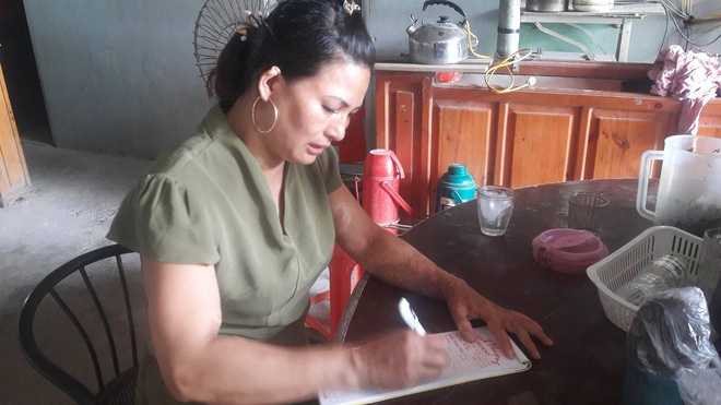 Mẹ nuôi treo tay bé gái 5 tuổi lên xà nhà: Quay clip để gửi cho bà nội thấy cháu ngang bướng - Ảnh 2.