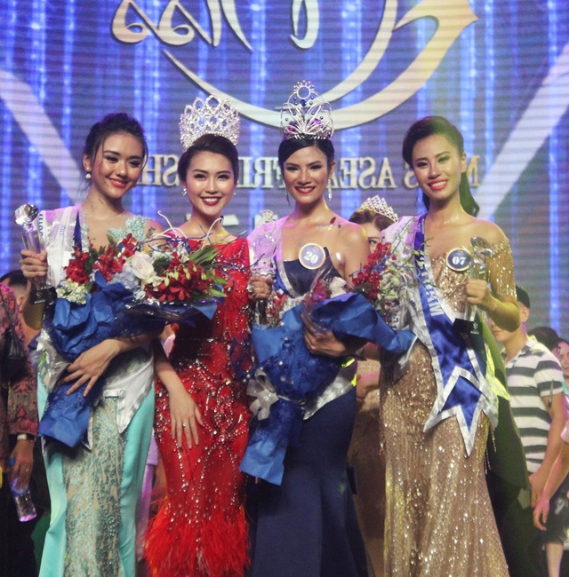 Người đẹp Thái Lan Nuttanan Naree (mặt áo màu xanh dương) đã chính thức đăng quang Hoa hậu hữu nghị Asean 2017 lần thứ I