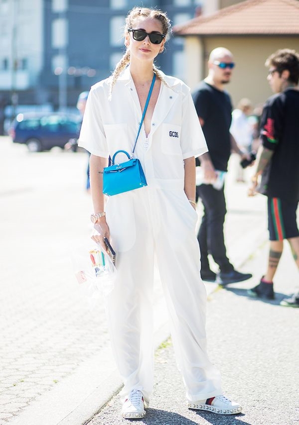 Cach dien jumpsuits he ca tinh nhu sao the gioi hinh anh 7