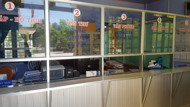  Cảnh làm việc của một trụ sở xã vào ngày giữa tuần. 