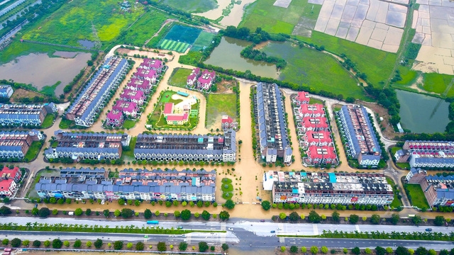 Các khu đô thị nằm trên đường Lê Trọng Tấn (An Khánh, Hoài Đức) cũng bị ngập nặng. Nhiều nơi bị cô lập hoàn toàn, cuộc sống của người dân bị đảo lộn nghiêm trọng.