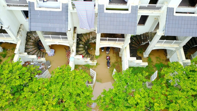 Các tầng hầm của dãy biệt thự gần đường Lê Trọng Tấn chìm trong biển nước. Nhiều xe máy vẫn còn mắc kẹt trong hầm để xe