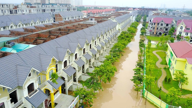 Khu đô thị nằm trên đường Lê Trọng Tấn biến thành sông sau cơn mưa lớn vào rạng sáng ngày 13/7