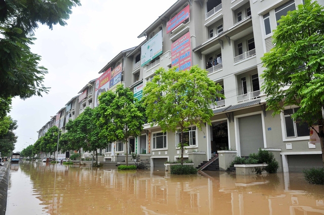 Một số hộ dân phải sử dụng tải cát, gỗ, các tấm thép để ngăn nước chảy vào hầm. Theo phản ánh, tình trạng ngập úng diễn ra từ khoảng 8h sáng ngày 13/7.