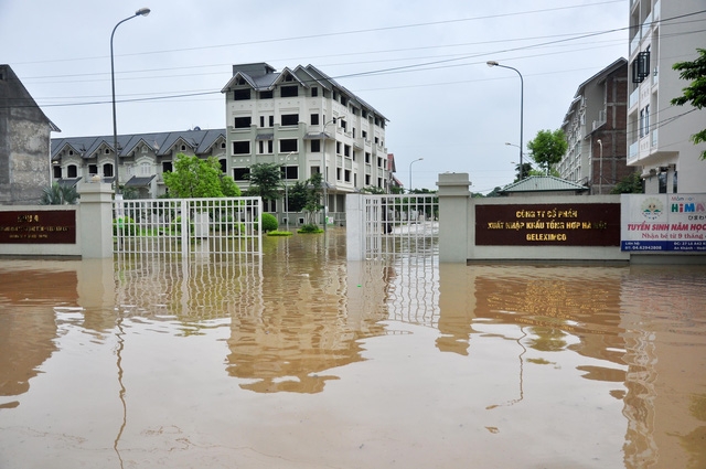 Theo ghi nhận của Pv đến khoảng gần 12h giờ trưa, khu vực đường Lê Trọng Tấn, nhiều đoạn vẫn ngập khá sâu. Nhiều người dân phải di chuyển đồ đạc và tìm cách ngăn không cho nước chảy vào nhà.