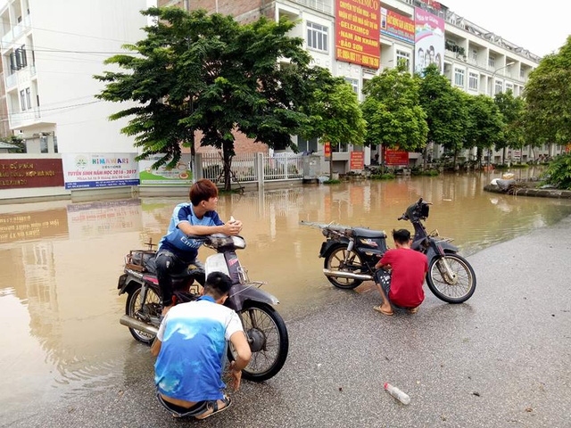 Rất nhiều xe máy và các phương tiện di chuyển qua đoạn đường này đều bị chết máy, buộc phải quay đầu tìm hướng đi mới.