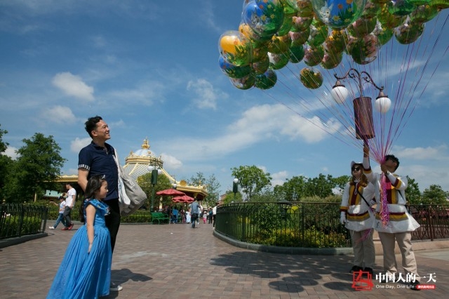 Ông bố bỏ việc may trăm bộ đầm cho con gái: “Chỉ cần có bố ở đây, con có thể là công chúa mỗi ngày” - Ảnh 7.