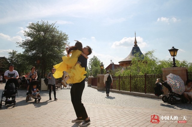 Ông bố bỏ việc may trăm bộ đầm cho con gái: “Chỉ cần có bố ở đây, con có thể là công chúa mỗi ngày” - Ảnh 10.