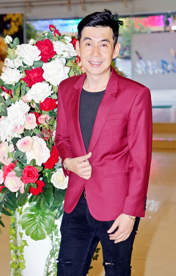 chong-cu-sap-tai-hon-phi-thanh-van-van-vui-ve-mo-tiec-dai-ban-be-3