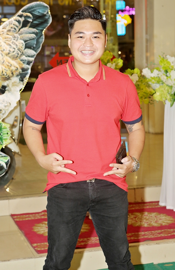 chong-cu-sap-tai-hon-phi-thanh-van-van-vui-ve-mo-tiec-dai-ban-be-8