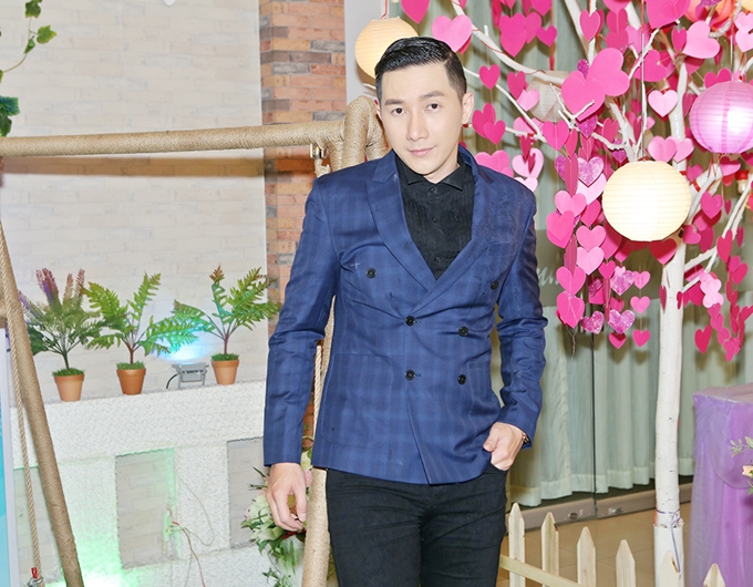 chong-cu-sap-tai-hon-phi-thanh-van-van-vui-ve-mo-tiec-dai-ban-be-9