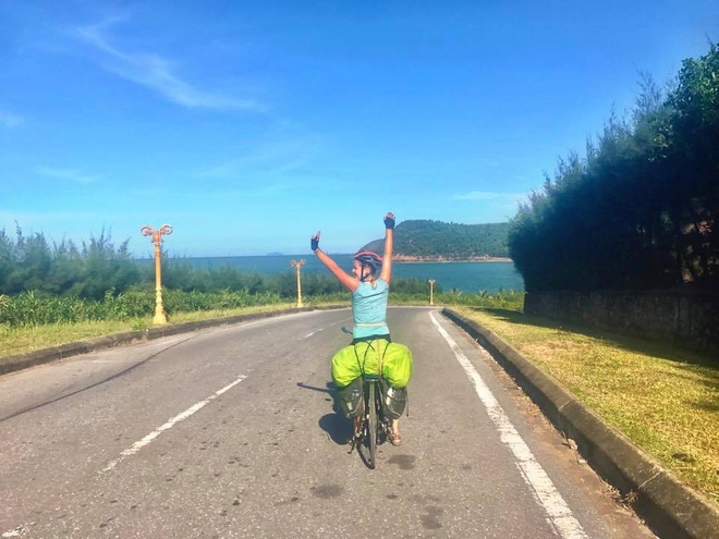 Nữ du khách nước ngoài đi xuyên Việt bị trộm mất xe đạp khi vừa đến Sài Gòn: Bật khóc vì quá sức chịu đựng - Ảnh 12.