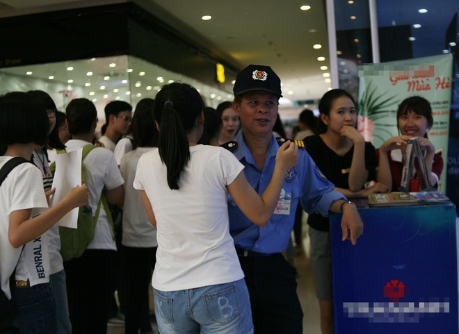 Hà Nội: 400 trai xinh, gái đẹp đi khắp TTTM lớn gặp ai cũng đòi... ôm - Ảnh 4.