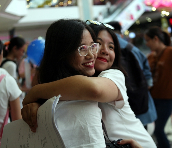 Hà Nội: 400 trai xinh, gái đẹp đi khắp TTTM lớn gặp ai cũng đòi... ôm - Ảnh 7.