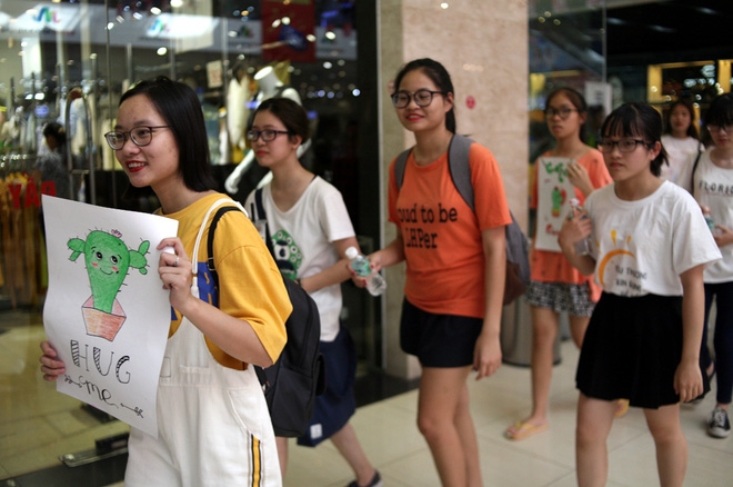 Hà Nội: 400 trai xinh, gái đẹp đi khắp TTTM lớn gặp ai cũng đòi... ôm - Ảnh 10.