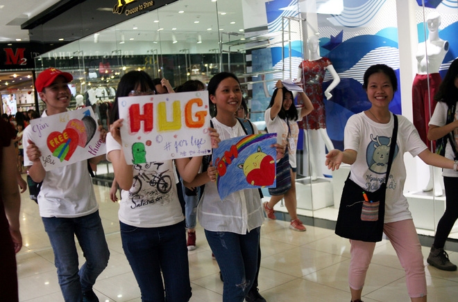 Hà Nội: 400 trai xinh, gái đẹp đi khắp TTTM lớn gặp ai cũng đòi... ôm - Ảnh 14.