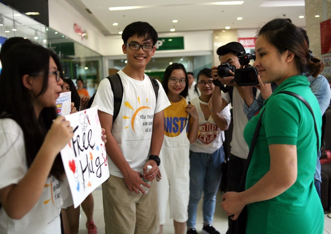 Hà Nội: 400 trai xinh, gái đẹp đi khắp TTTM lớn gặp ai cũng đòi... ôm - Ảnh 15.
