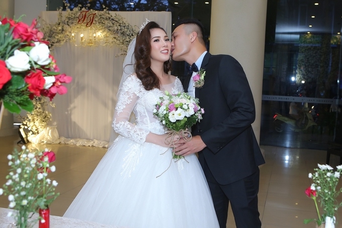 Người mẫu Quang Thịnh hôn cô dâu miền Tây trong lễ cưới