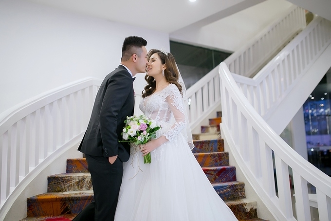 Người mẫu Quang Thịnh hôn cô dâu miền Tây trong lễ cưới