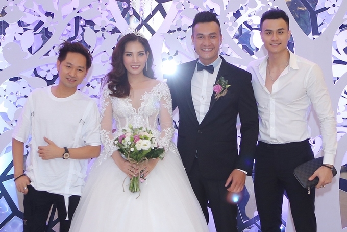 Người mẫu Quang Thịnh hôn cô dâu miền Tây trong lễ cưới