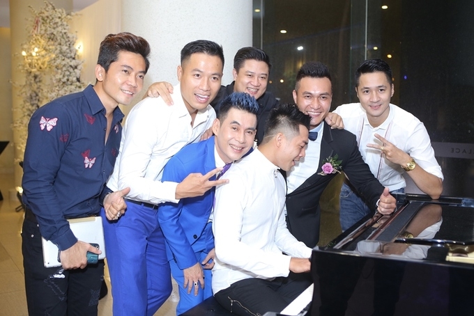 Người mẫu Quang Thịnh hôn cô dâu miền Tây trong lễ cưới