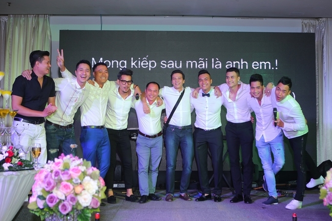 Người mẫu Quang Thịnh hôn cô dâu miền Tây trong lễ cưới