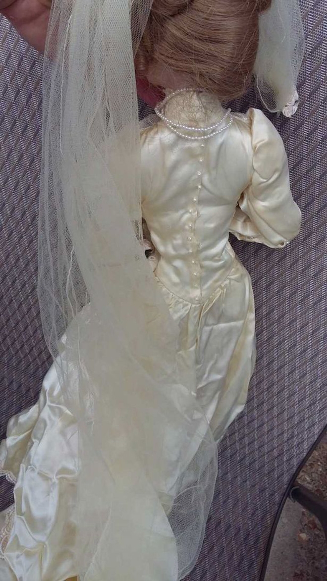 Mua búp bê cổ về nhà, cả gia đình như phát điên, người bị cào, người nằm mơ ác mộng - Ảnh 2.