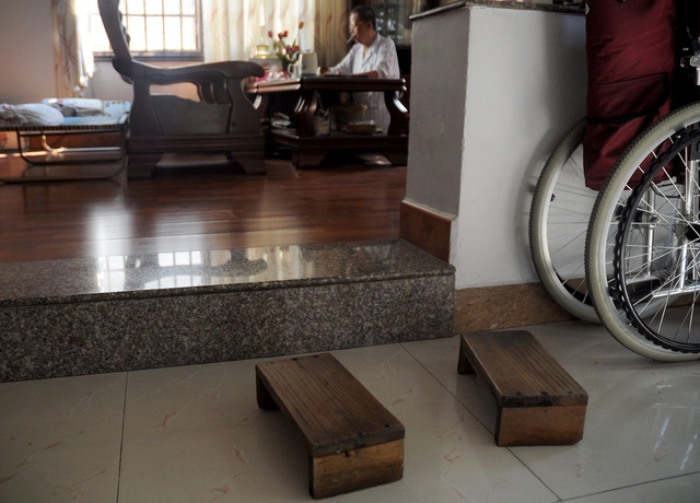 Bình thường, cựu Thiếu tá chỉ quanh quẩn ở nhà đọc sách báo. Để di chuyển trong nhà, ông dùng 2 chiếc ghế gỗ.