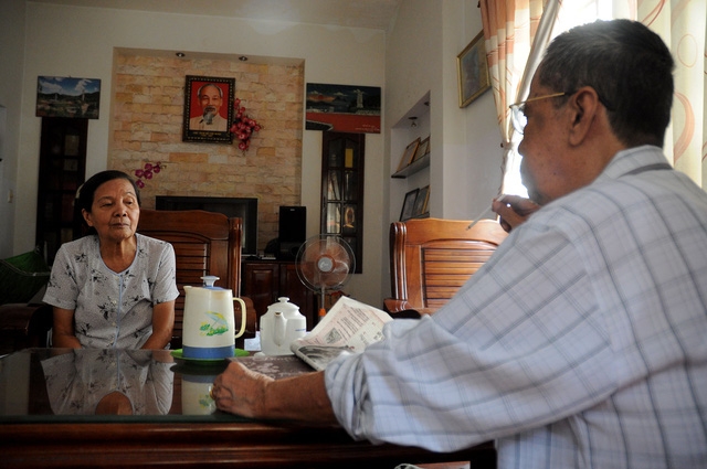 Mỗi lần có khách tới nhà chơi, vợ ông Thương phải ngồi cùng để hỗ trợ vì tai của cựu Thiếu tá tình báo đã nghe không còn rõ.