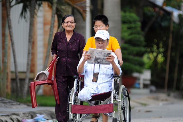 Những hôm nắng đẹp, ông cùng vợ và cháu trai đi dạo gần nhà.