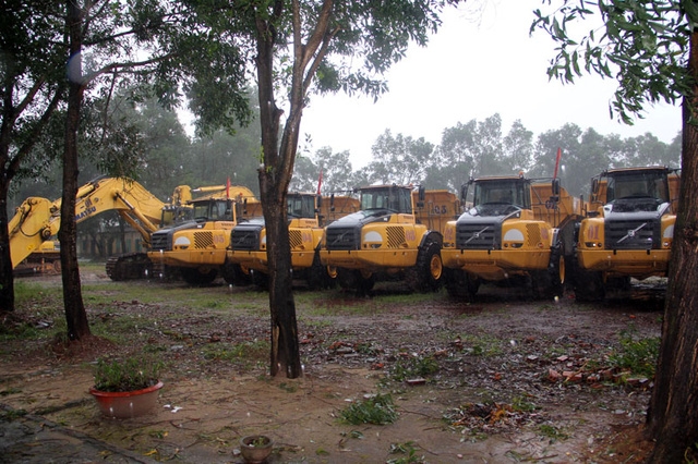 Giàn xe khủng bốc đất tầng phủ của TIC nằm đắp chiếu suốt nhiều năm qua.