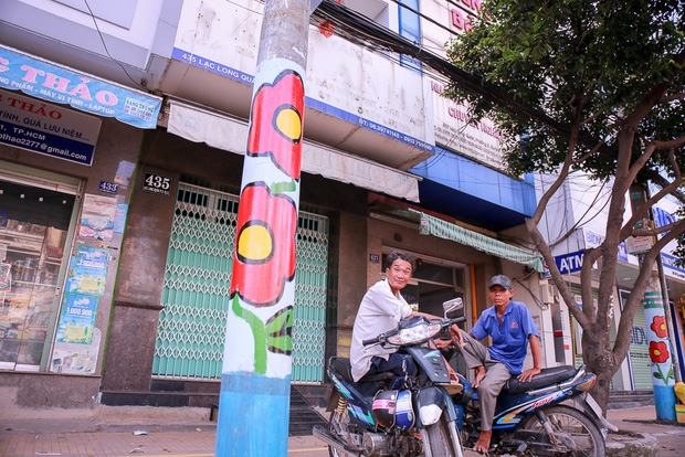 Người dân thích thú khi hơn 100 cột điện, cột đèn ở Sài Gòn bỗng nở hoa - Ảnh 5.