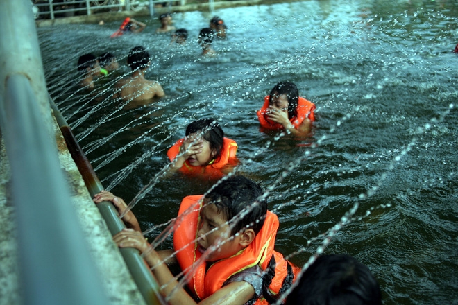 Hà Nội: cả làng cùng hùn tiền cải tạo, biến ao ô nhiễm thành bể bơi miễn phí cho trẻ em - Ảnh 4.
