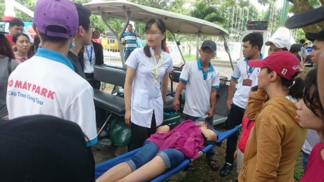 Dut cap tro choi sieu nhun tren Ho May, 1 du khach nhap vien - Anh 3