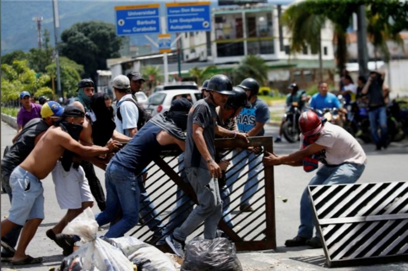 Người dân Venezuela dựng hàng rào biểu tình ở Valencia (Venezuela) ngày 6-8. Ảnh: REUTERS