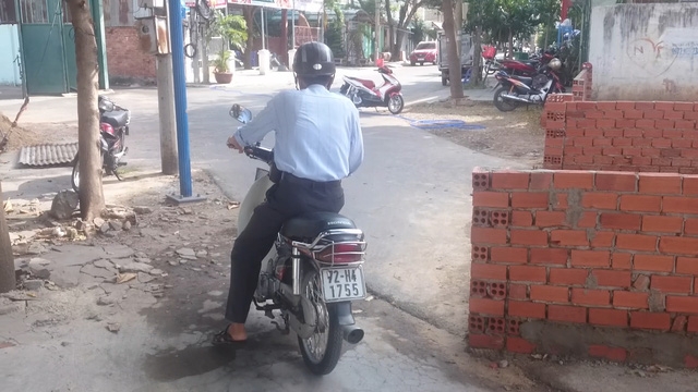 Người dân qua đây phải chạy lên vỉa hè