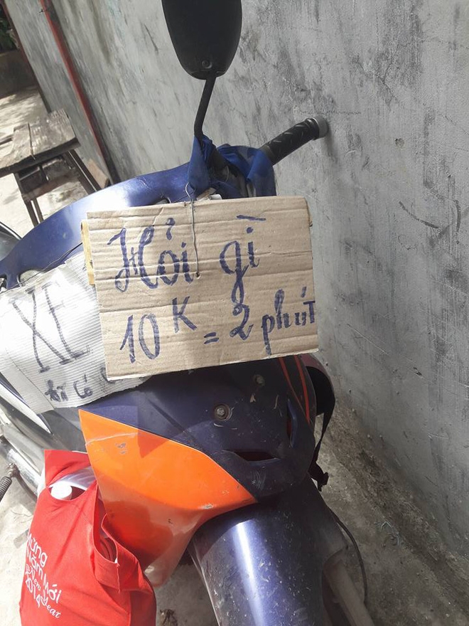 Tấm biển treo trước xe ôm khiến nhiều khách hàng e dè - Ảnh 1. Tấm biển treo trước xe ôm khiến nhiều khách hàng e dè - Ảnh 1.