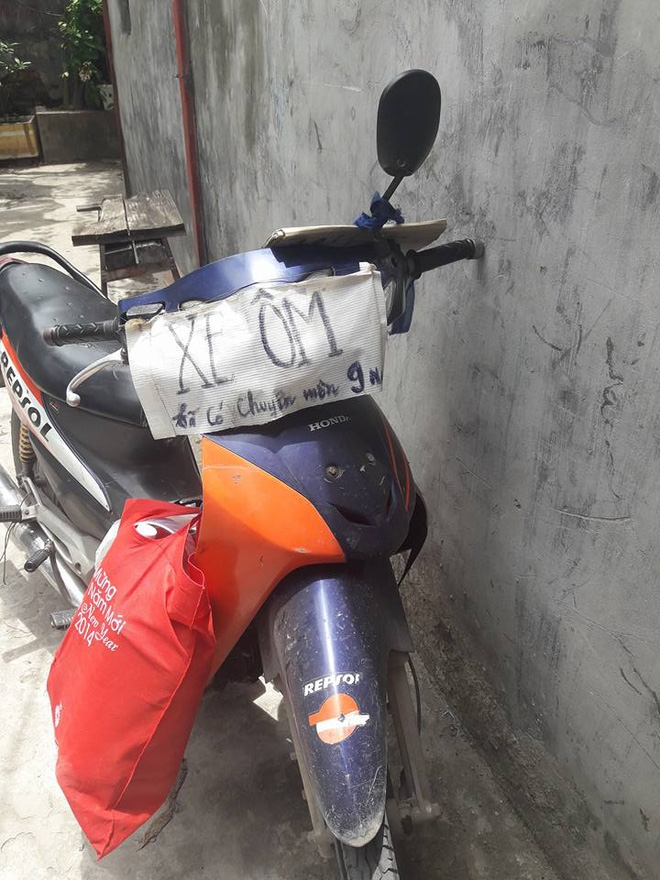 Tấm biển treo trước xe ôm khiến nhiều khách hàng e dè - Ảnh 2. Tấm biển treo trước xe ôm khiến nhiều khách hàng e dè - Ảnh 2.