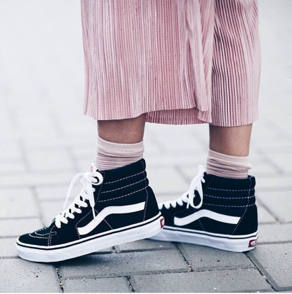 Cong thuc ket hop trang phuc cung giay sneaker hinh anh 2