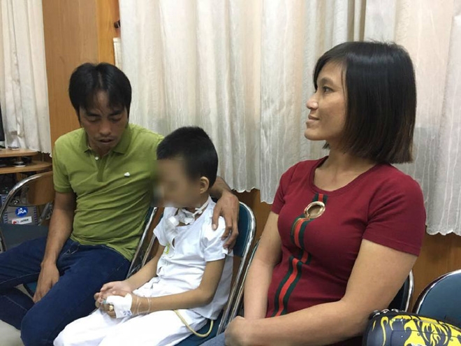 Té từ lan can lầu cao, bé trai 5 tuổi bị hàng rào đâm gần đứt lìa cổ - Ảnh 2.