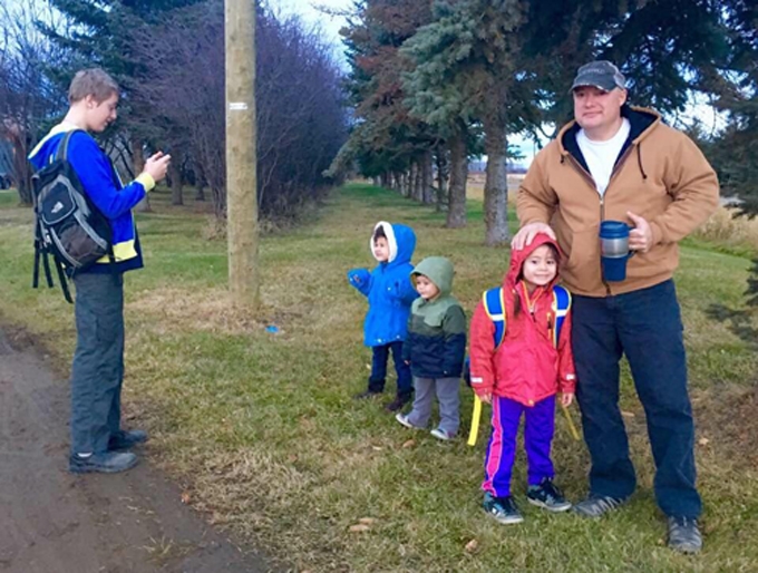 cuoc-song-tai-mien-que-canada-cua-ba-me-viet-3-con-3