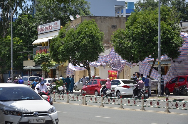 Ô tô đậu trước nhà hàng bị người lạ đập phá