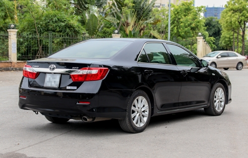 toyota-camry-2013-gia-tri-xe-nhat-tai-viet-nam-1