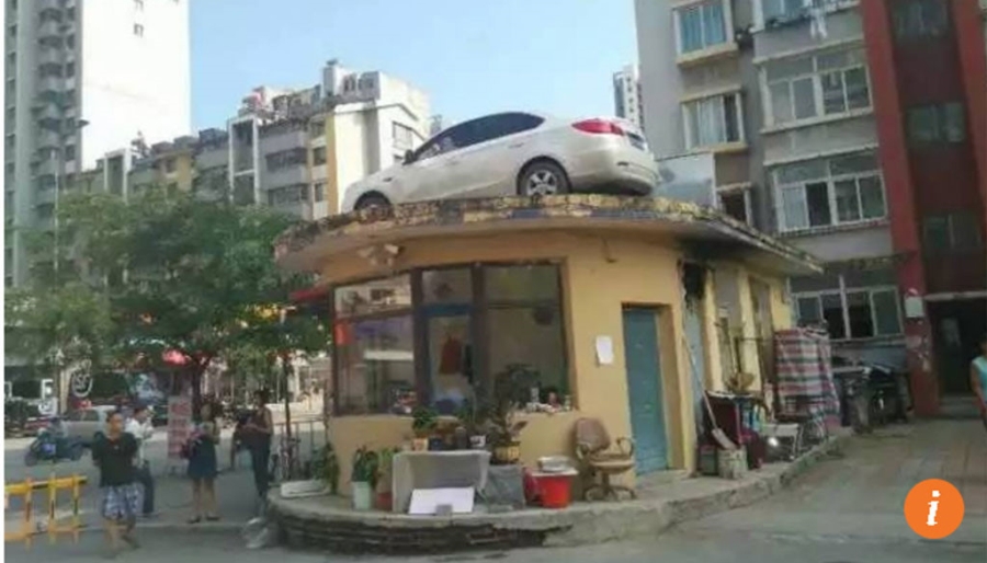Xe bị cẩu lên mái nhà vì đỗ choán lối đi 1
